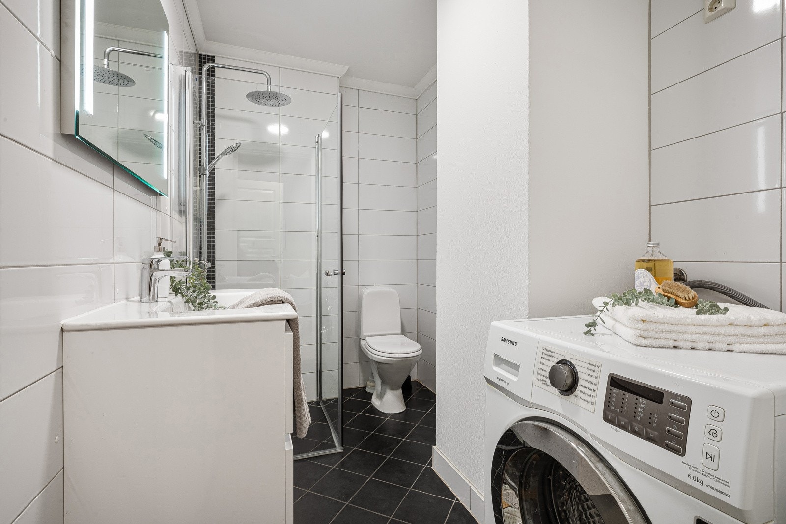 - Begge bad er innredet med toalett, dusj, baderomsinnredning med servant, overskap og belysning.- Galleribilde