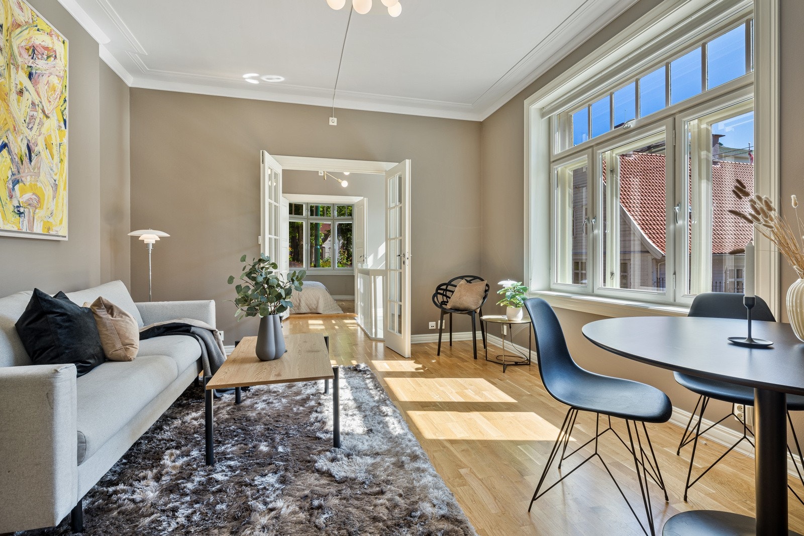 - Leiligheten ligger i en fredet og ærverdig bygård, som ble restaurert og modernisert i 2011-2013. Klassiske detaljer ved arkitekturen er godt ivaretatt, og gir et tiltalende førsteinntrykk allerede ved porten inn mot inngangspartiet og bakgården. - Galleribilde