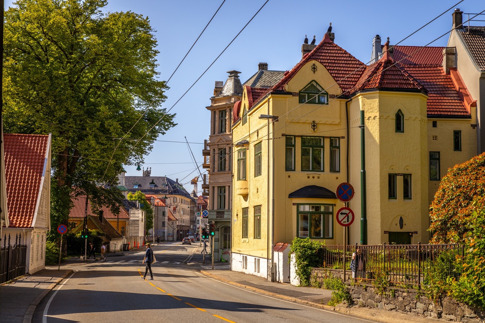 - Oppsummert er dette en sjeldent romslig leilighet i en sjarmerende og trivelig del av bykjernen. Leiligheten bør passe godt for det urbane paret som ikke ønsker enebolig, for den kresne student eller for den som vil investere i bolig for utleie.- Galleribilde