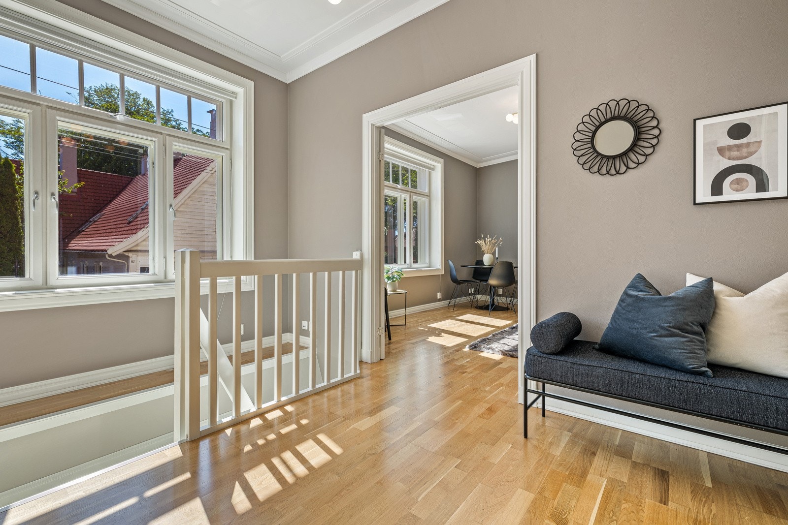 - Det går innvendig trapp mellom de to etasjene. Hver etasje har kjøkken, bad, soverom og entré med inngangsdør. - Galleribilde