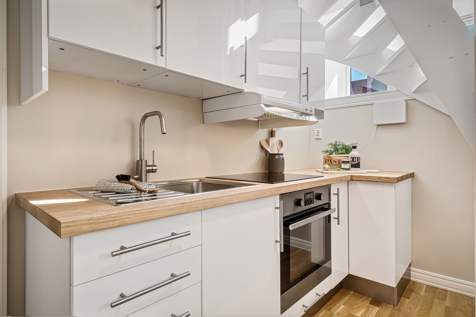 - Kjøkken har har integrerte hvitevarer som stekeovn (pyrolysefunksjon på kjøkken i 1.etg), platetopp med induksjon, oppvaskmaskin og kjøleskap med frysedel. - Galleribilde