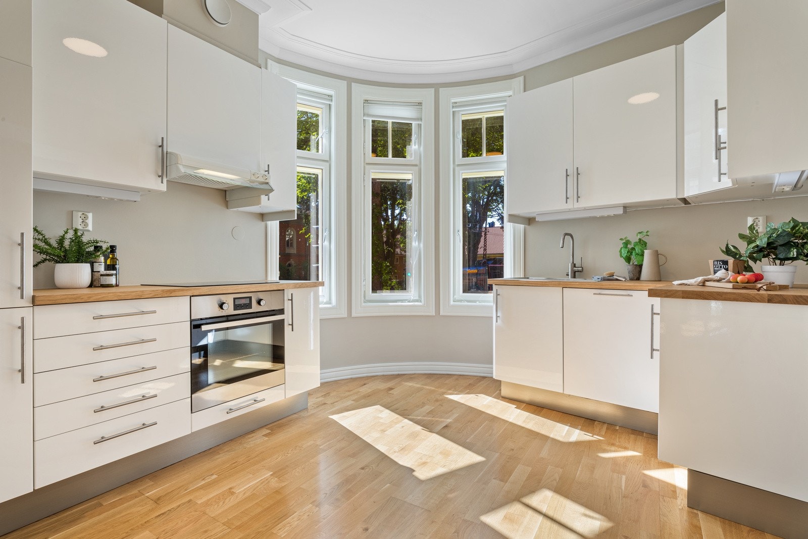 - Begge kjøkken har tidsriktig og praktisk kjøkkeninnredning fra IKEA med hvite høyglansfronter og laminat benkeplate i eikeutførelse. - Galleribilde