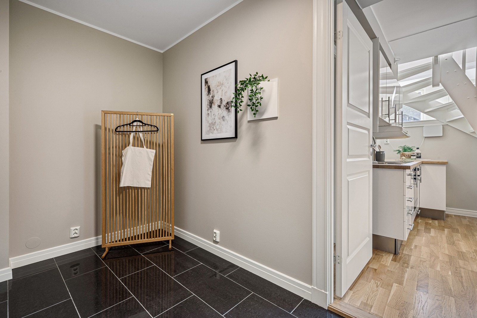 - Det er entré og inngangsdør i begge etasjer. - Galleribilde