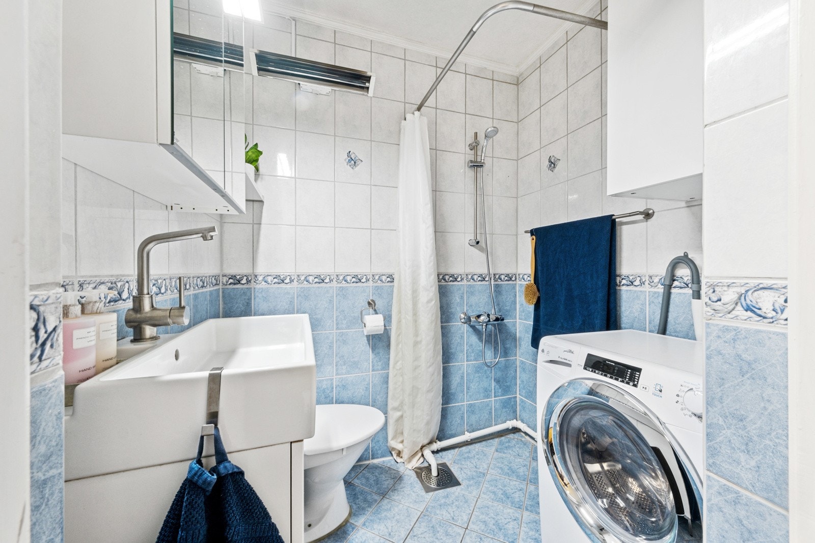 Badet er flislagt og utstyrt med dusjsone, klosett, servant og skapløsninger. Også badet er av takstmann vurdert å være i god stand, med TG1 på de vesentligste punkter. Galleribilde
