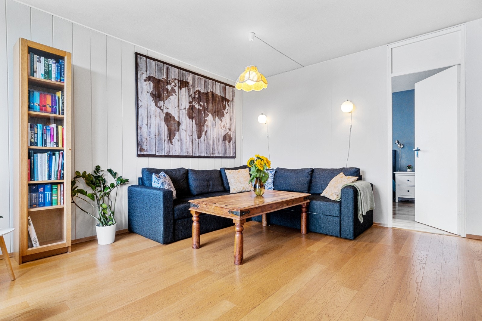 Leiligheten disponerer hele tre separate boder; - én ved fellesgangen i samme etasje og to i kjelleren. Det er el-uttak i boden i samme etasje. Galleribilde