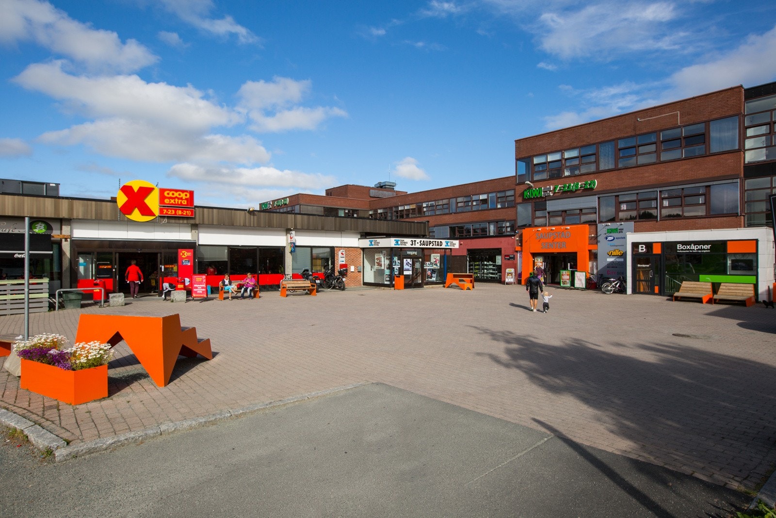 Saupstadsenteret ligger kun en kort spasértur unna, og byr på bl.a. Coop Extra, apotek, treningssenter, bydelskafé, bibliotek mm. Galleribilde