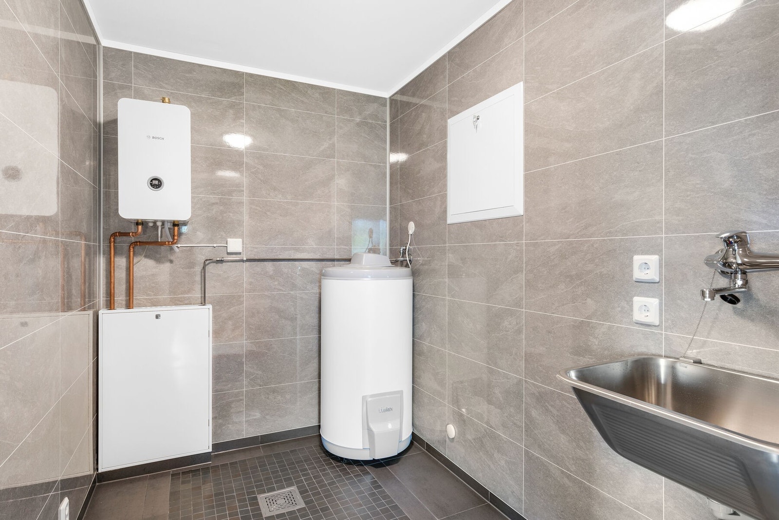 Du har også et separat flislagt vaskerom. I tillegg får du en separat sportsbod ved inngangspartiet. Galleribilde