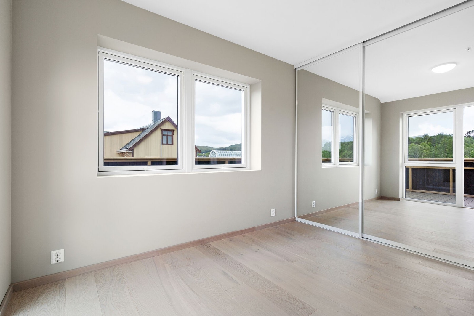 Alle tre soverom og entré er utstyrt med skyvedørsgarderober. Her får du god plass til klær og sko. Galleribilde