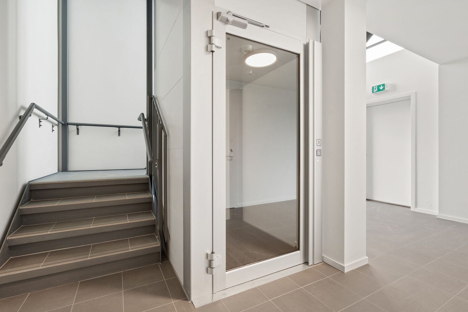 Adkomsten er utstyrt med både heis og trapp. Trappeoppgang er flislagt. Galleribilde