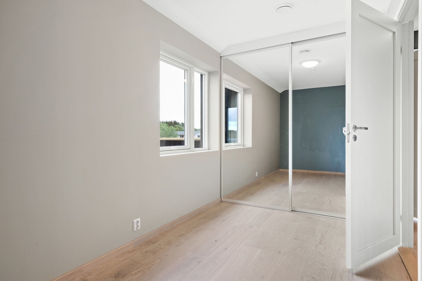 Hele boligen foruten våtrom og entré har en nydelig 1-stavs eikeparkett. Galleribilde