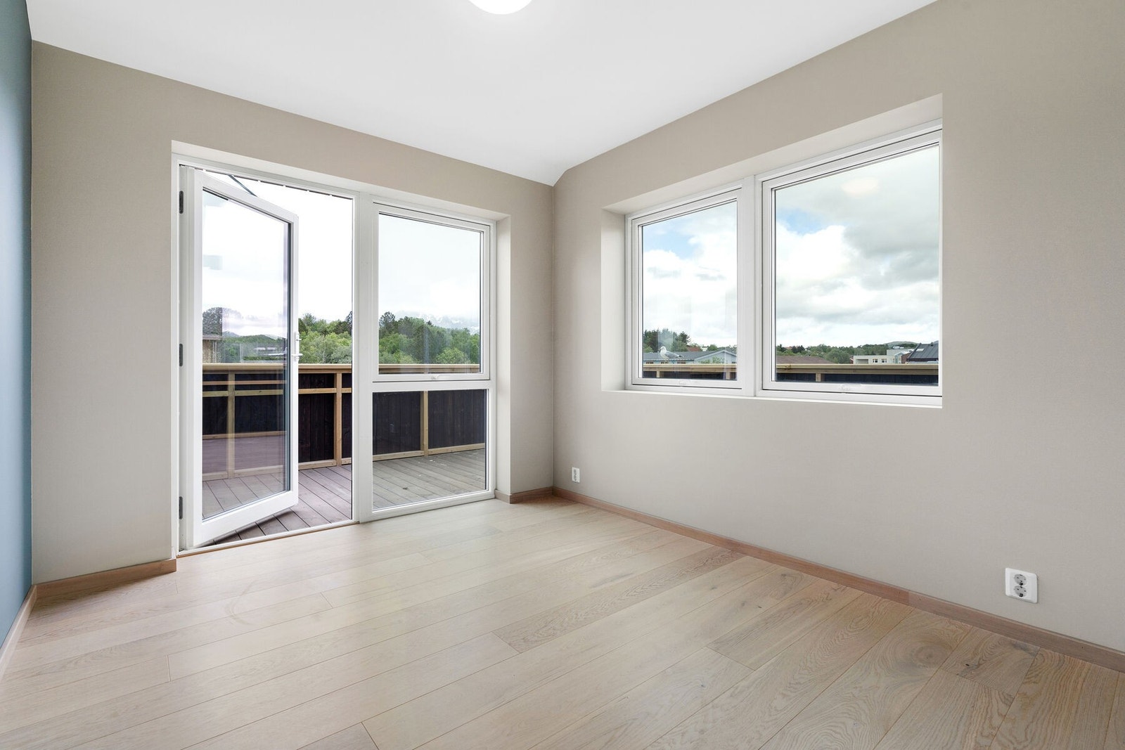 Fra det ene soverom har du enda en utgang ut til terrassen. Galleribilde