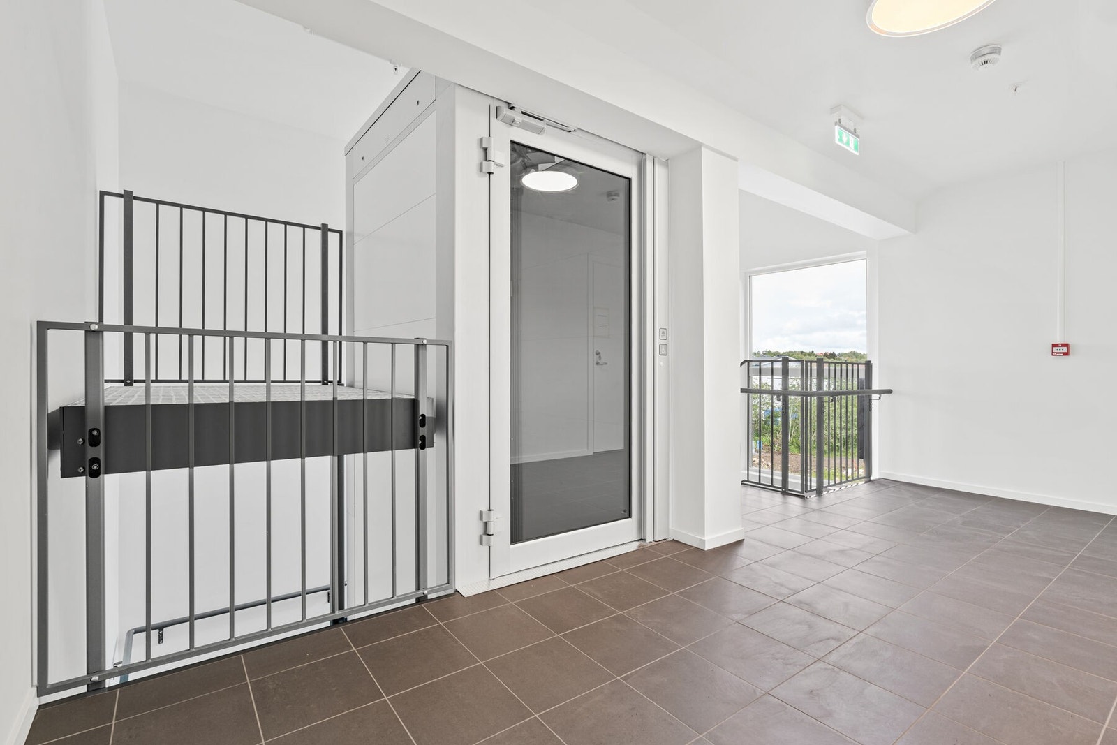 Adkomsten er utstyrt med både heis og trapp. Trappeoppgang er flislagt. Galleribilde