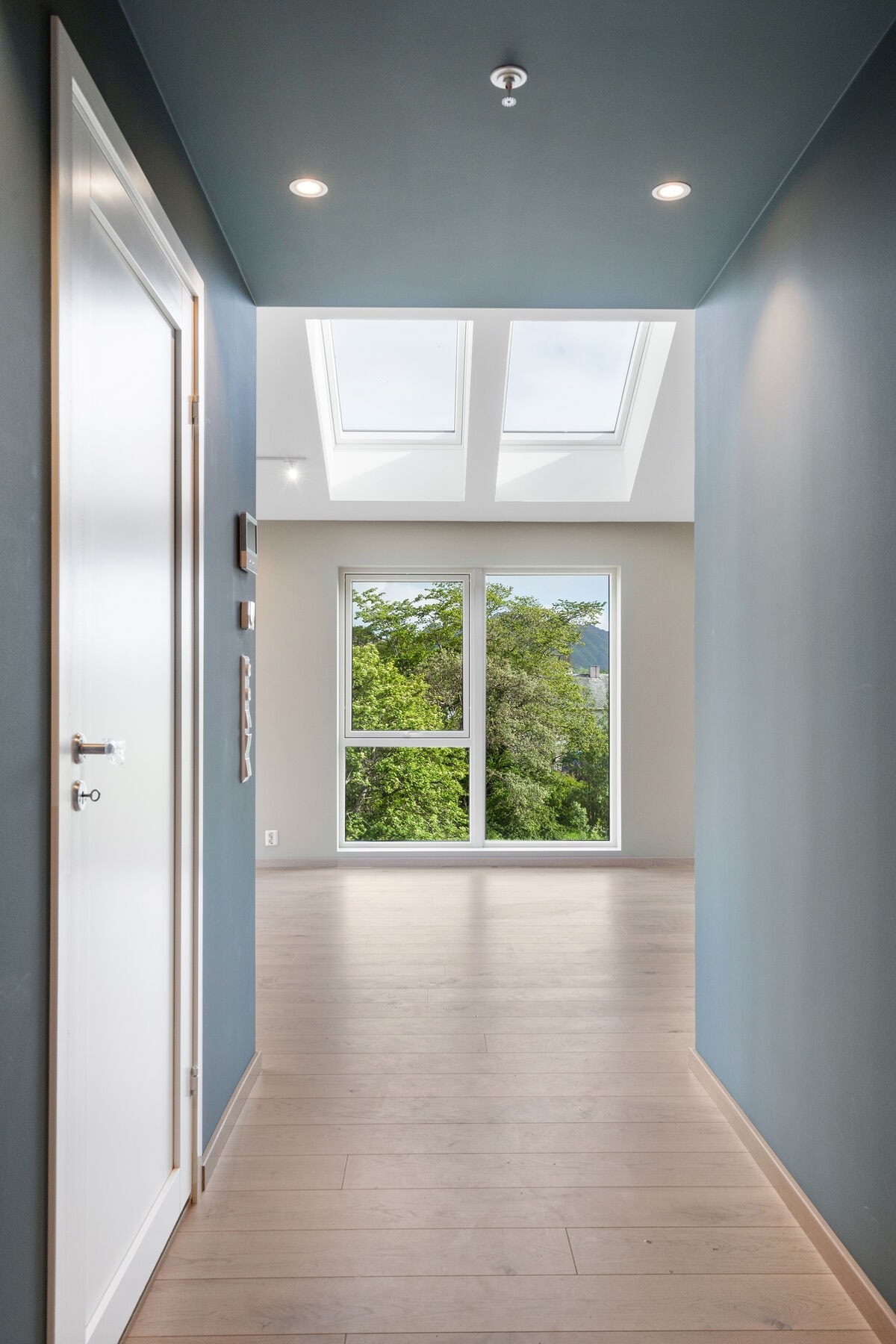 Takvinduene i stue er motorisert med trådløs betjening. Galleribilde