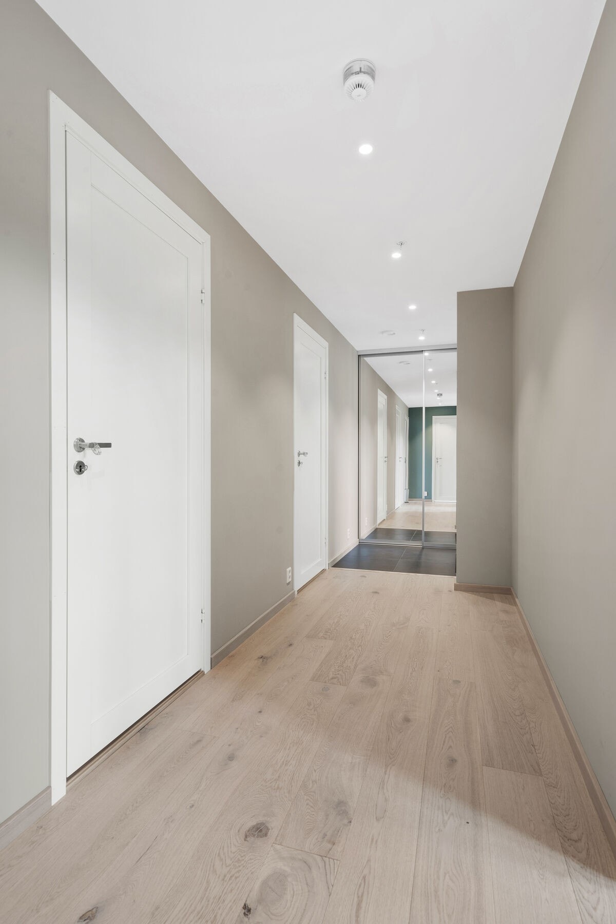 Velkommen inn! Leiligheten på 100m² + hems består av gang, 3 soverom, bad, vaskerom stue/kjøkken og hems. Galleribilde