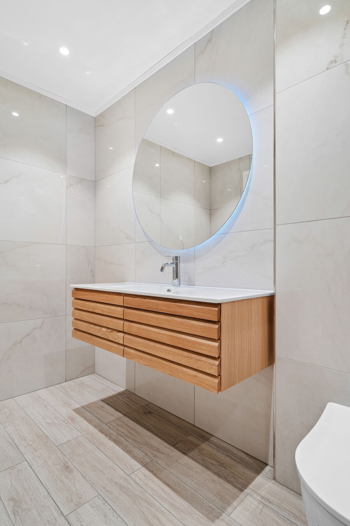 Med eksklusive fliser og downlights kan man se at det er gjort betraktelig oppgradering. Galleribilde