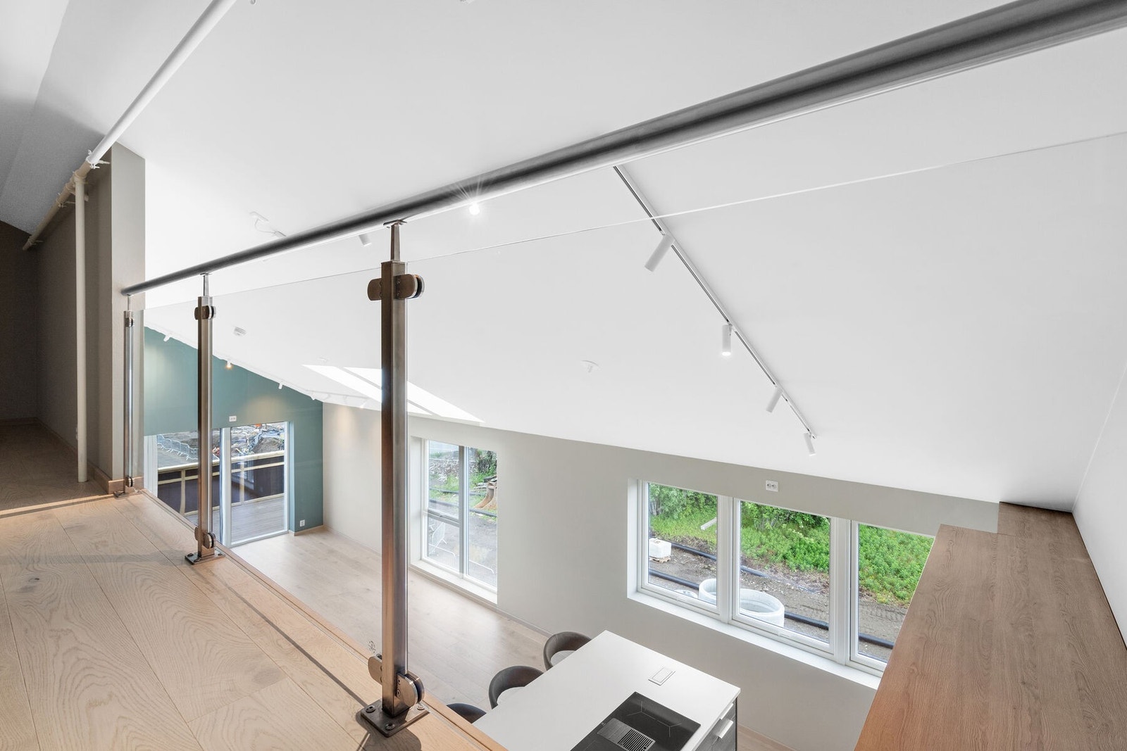 Glassrekkverk og omramming i børstet stål Galleribilde