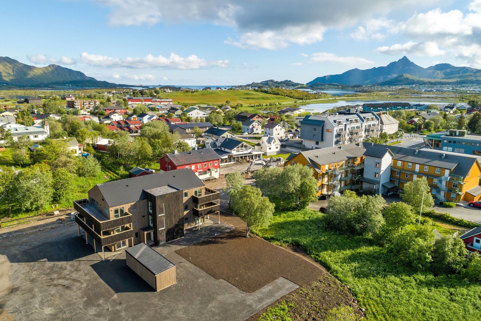 På vinterhalvåret er det kjekt å vite at hele boligen er utstyrt med utendørs belysning. Galleribilde