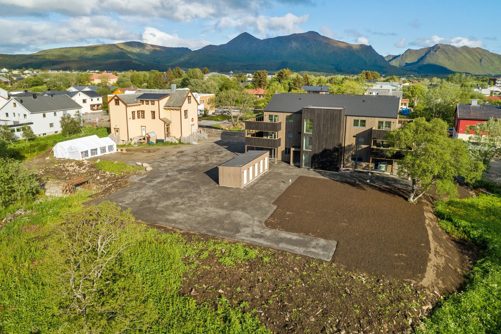 Ved inngangen har du callinganlegg med video. Galleribilde