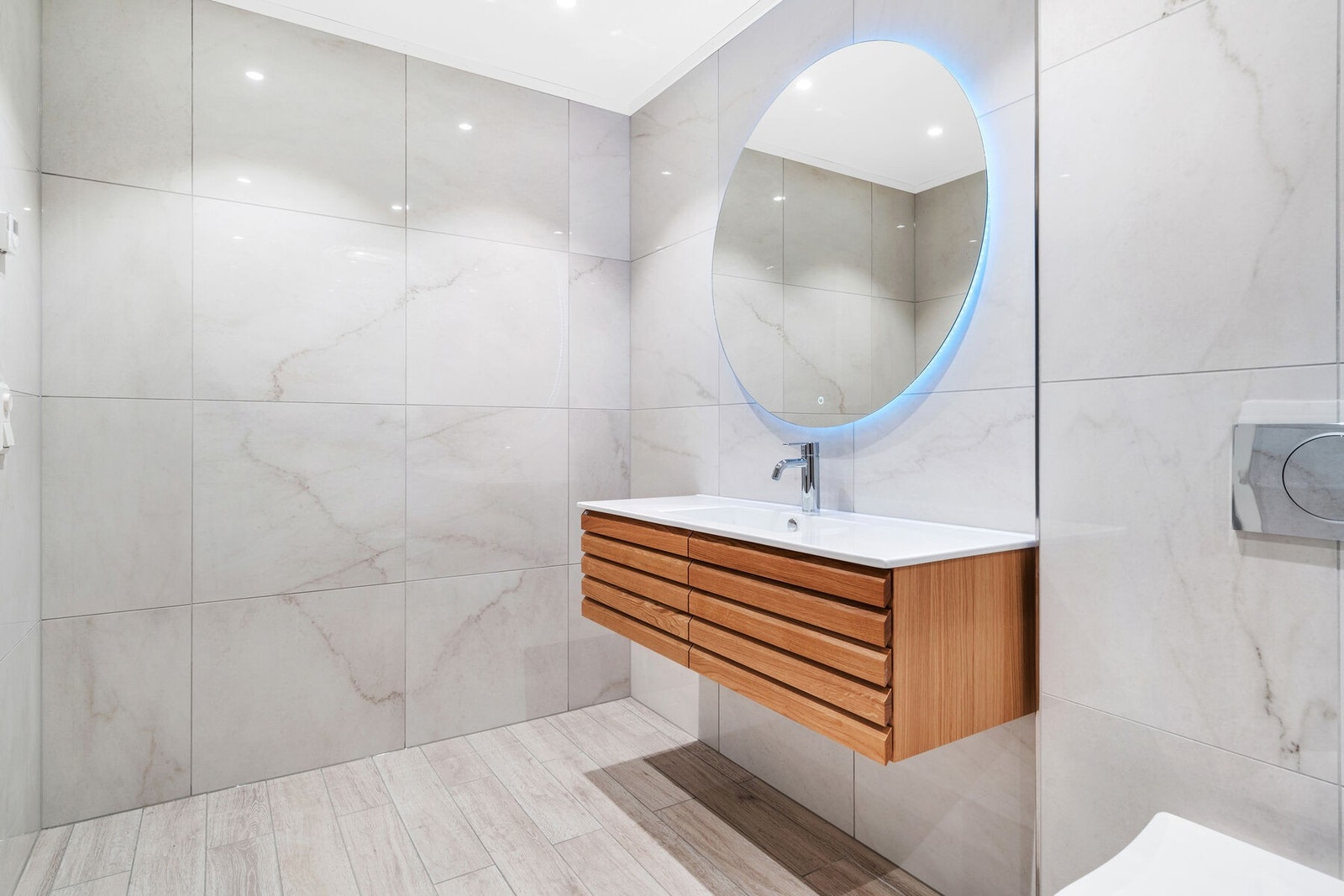 Dette iøynefallende badet er utstyrt med innredning i eik med stikkontakt i skuff. Stort speil med led-lys. Galleribilde