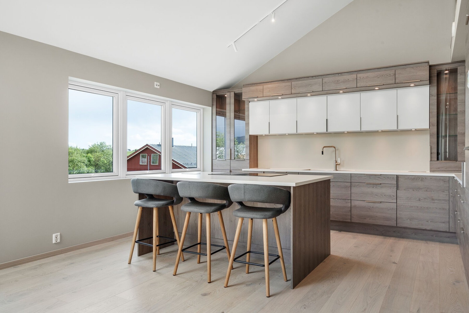 Her får du kjøkkeninnredning av betydelig størrelse utført i nydelig stil. Tilhørende barkrakker følger med. Galleribilde