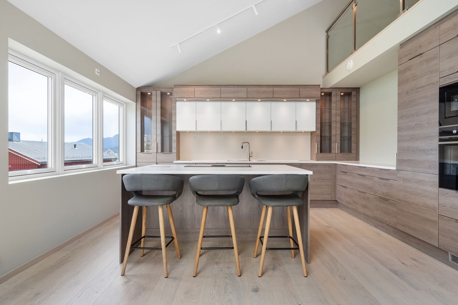 Leiligheten er utsøkt med nydelig utforming og svært god takhøyde Galleribilde