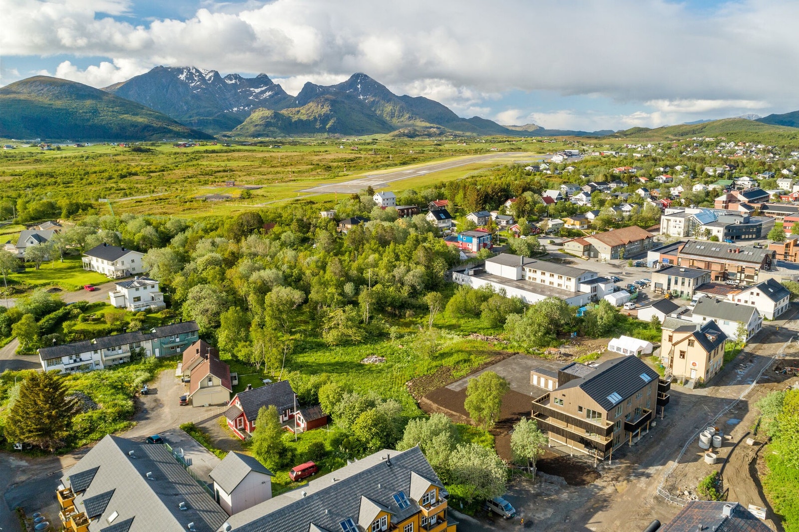 Med denne sentrale beliggenheten har du gangavstand til alt på Leknes. Galleribilde