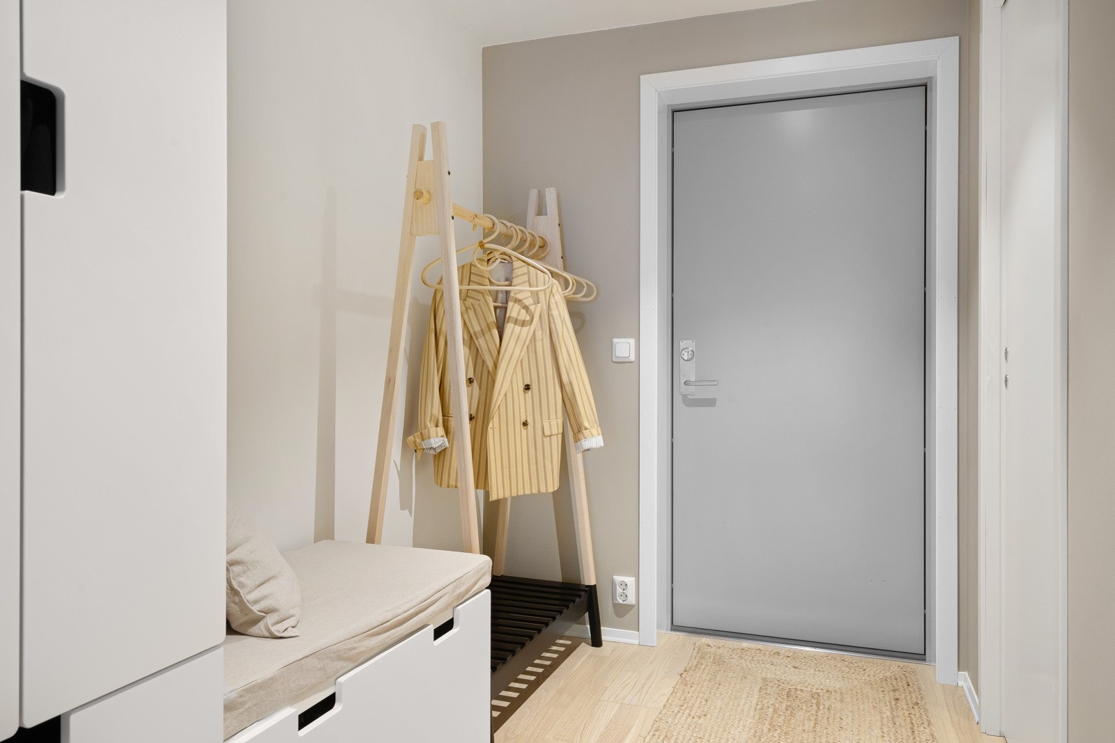 Her har du god plass til oppbevaring av yttertøy og sko Galleribilde