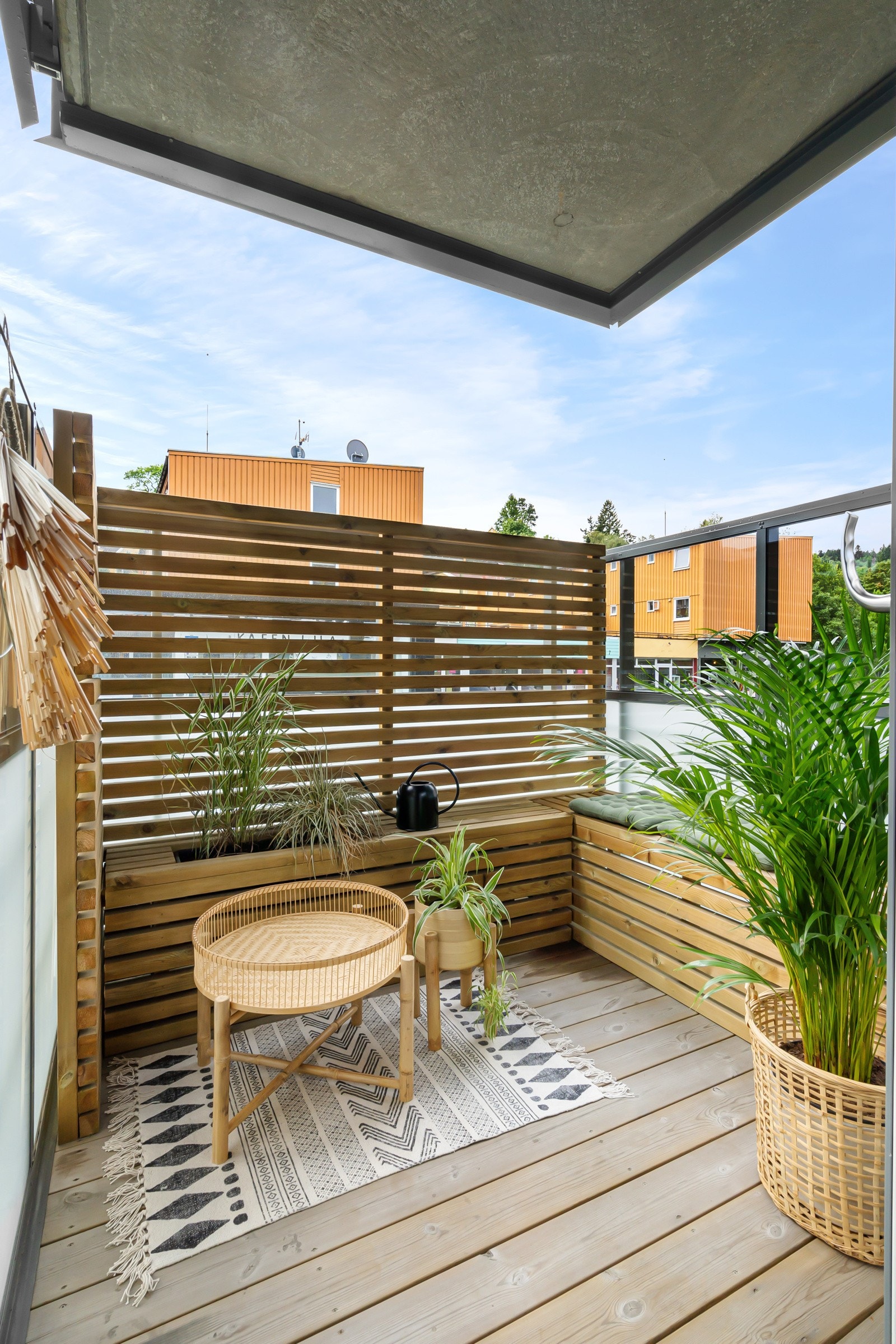 Fra stuen er det direkte utgang til egen, sørvendt balkong på 3,5 kvm. Det er etablert lekker spilevegg, som bidrar til redusert innsyn og et pent estetisk uttrykk Galleribilde