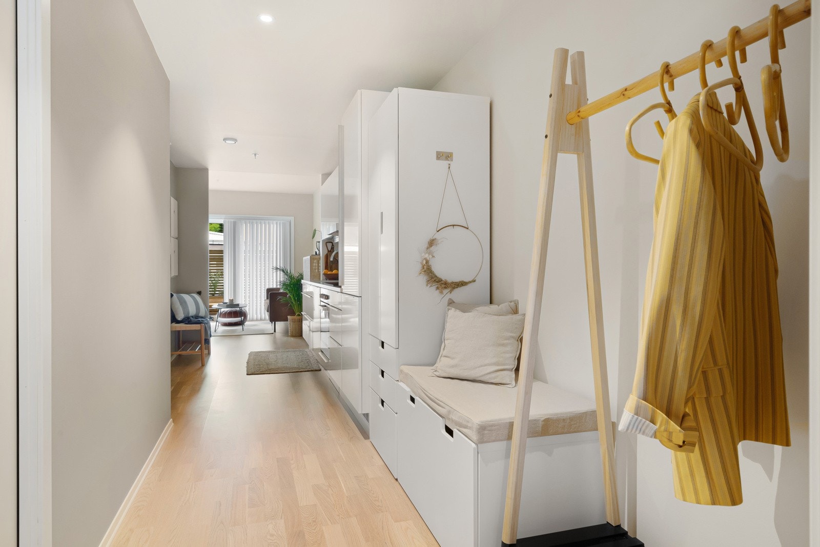 Lyst og innbydende inngangsparti som kombinert med kjøkken rommer hele 12 kvm Galleribilde