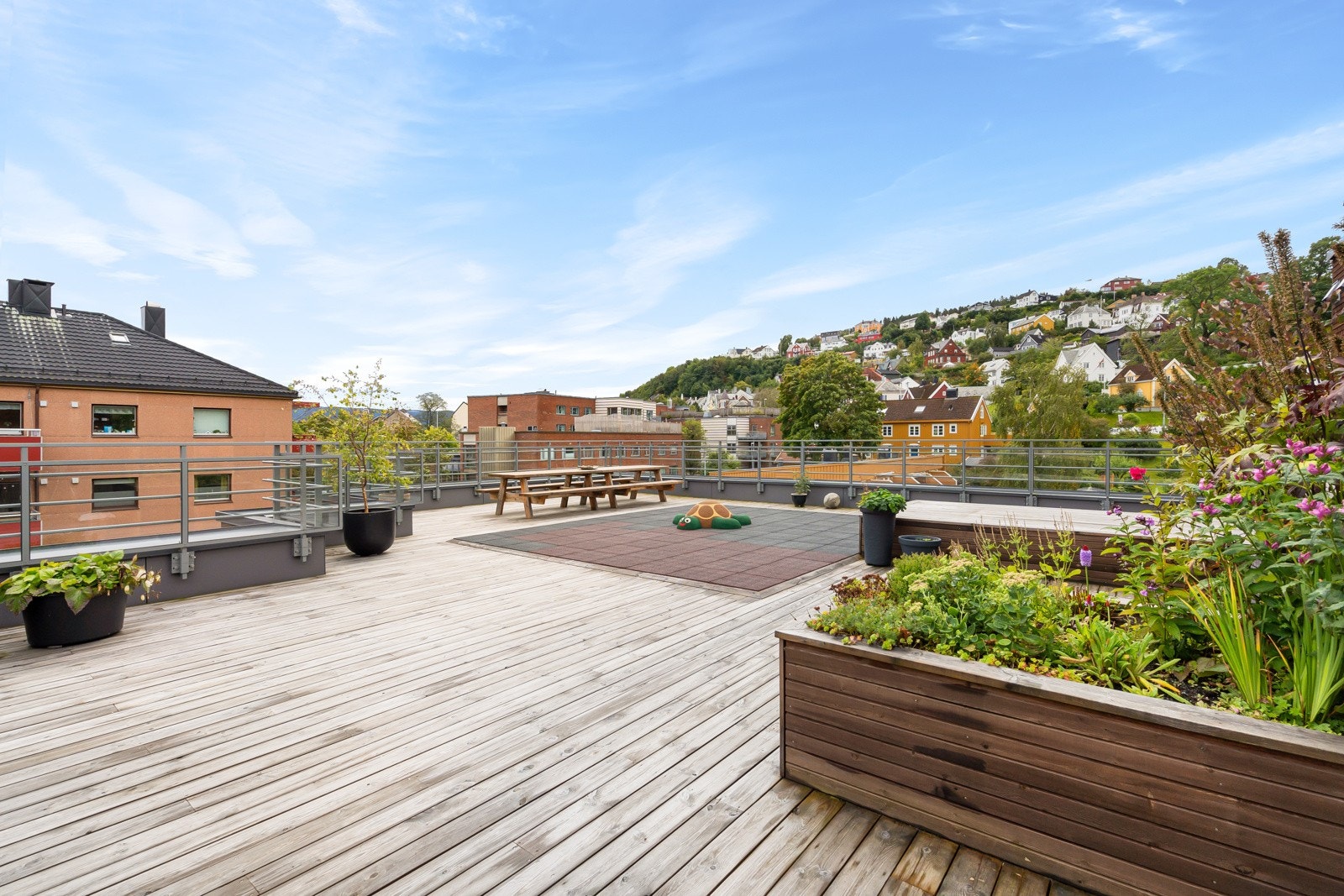 Felles takterrasse med heisadgang, møblert med flere sittegrupper for sosiale sammenkomster Galleribilde