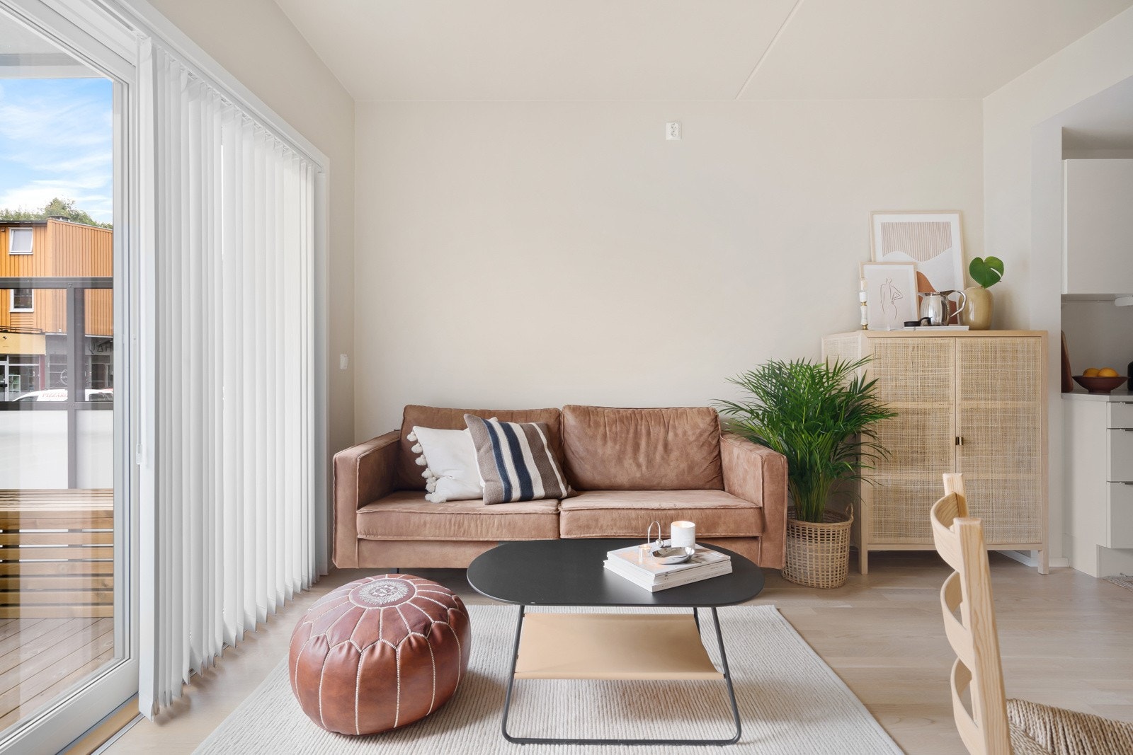 Her har du en romslig planløsning med stue på hele 14,5 kvm Galleribilde