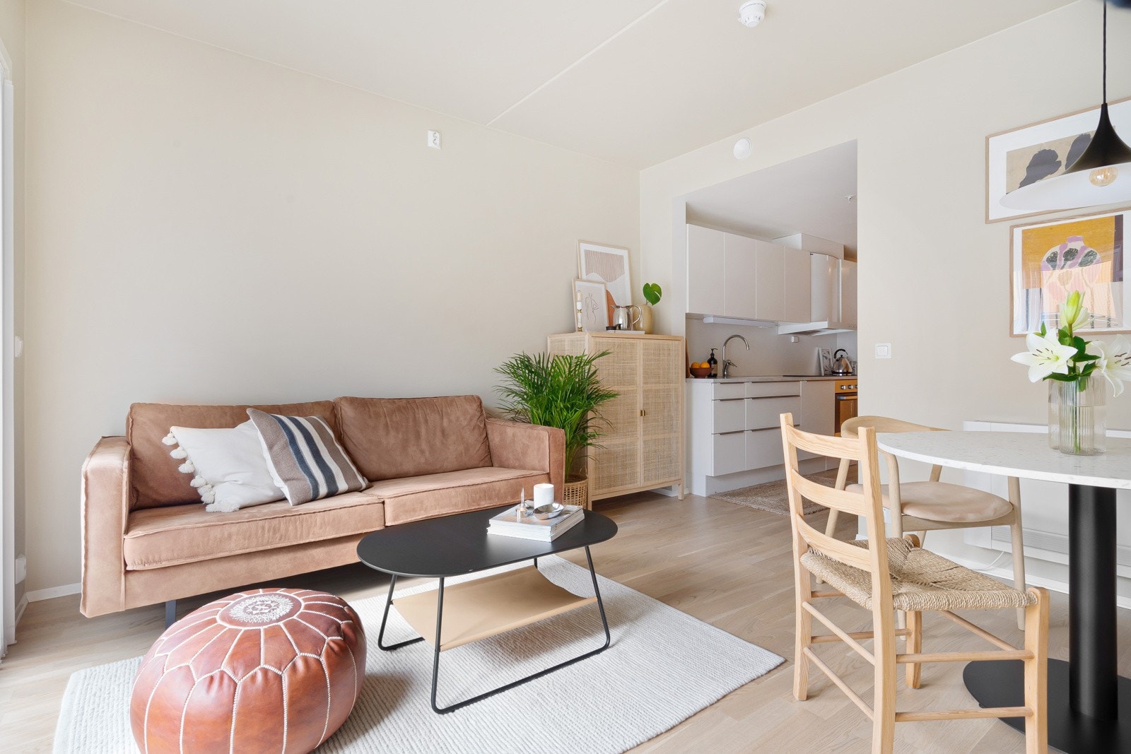 Den gode romløsningen gir god plass til flere sittegrupper Galleribilde