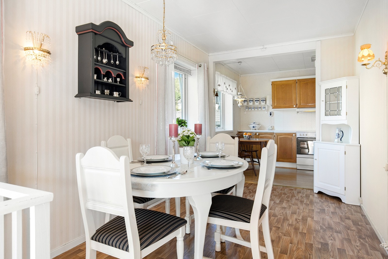 Spisebordet finner sin naturlige plass i overgangen til kjøkkenet. Galleribilde