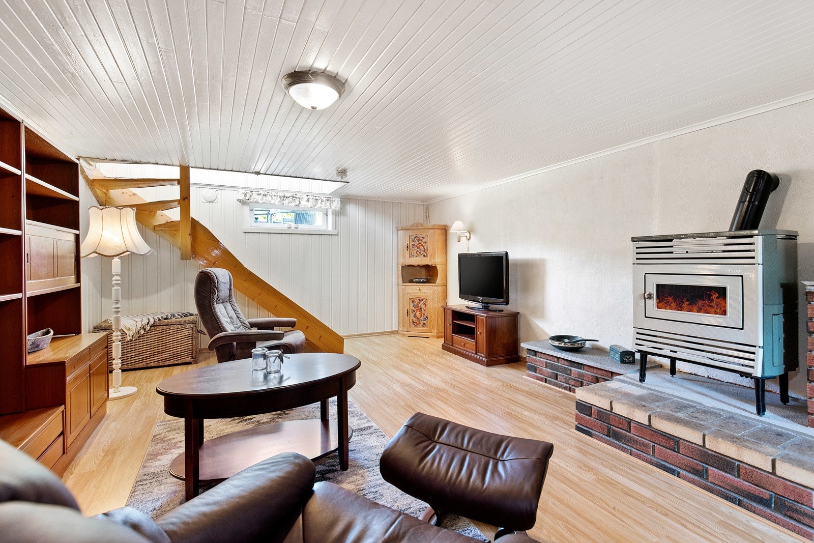 Eneboligen har også en innredet kjellerstue, som har adkomst via en trapp fra stuen. Innredet rom i kjeller har lite lysinnslipp. Galleribilde