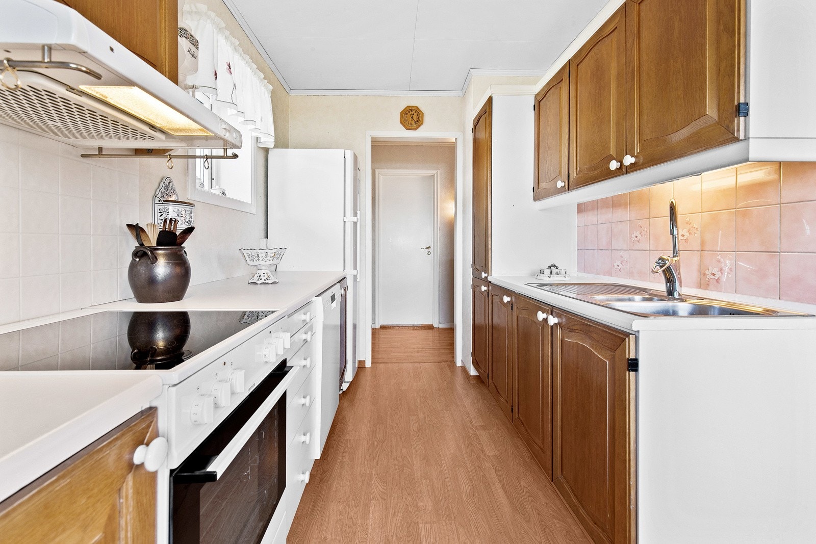 Kjøkkenet har komfyrnisje med ventilator, opplegg til oppvaskmaskin og plass til kjøleskap. Galleribilde