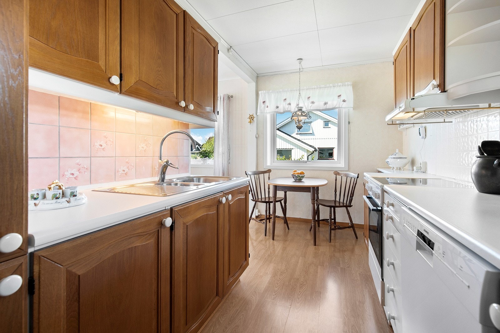 Innredningen er montert i to seksjoner og har profilerte trefronter, med innslag av åpne hyller. Galleribilde