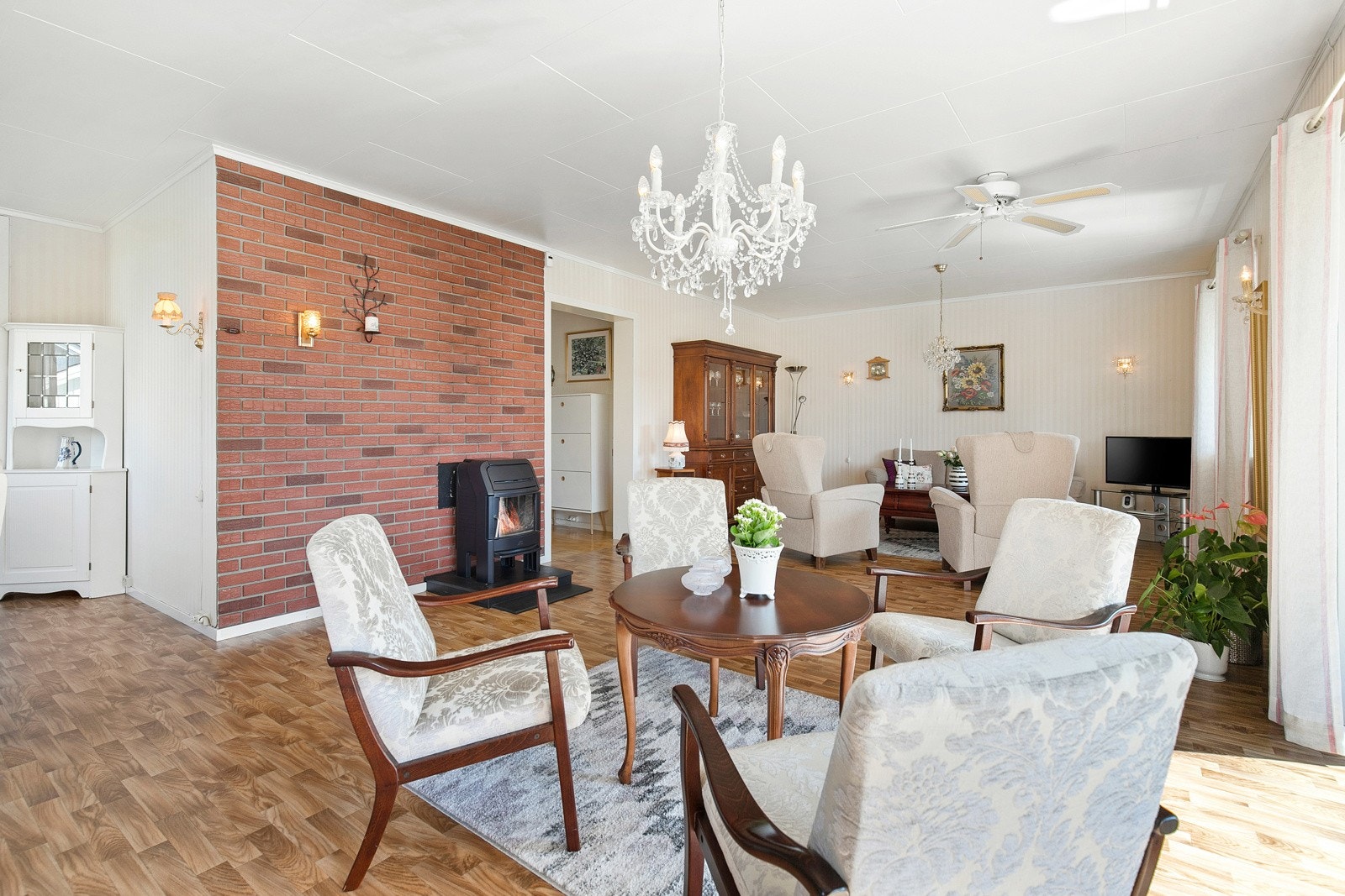 På kalde kvelder kan det fyres i en vedovn. Ellers i året sørger en varmepumpe for jevn komfort. Galleribilde