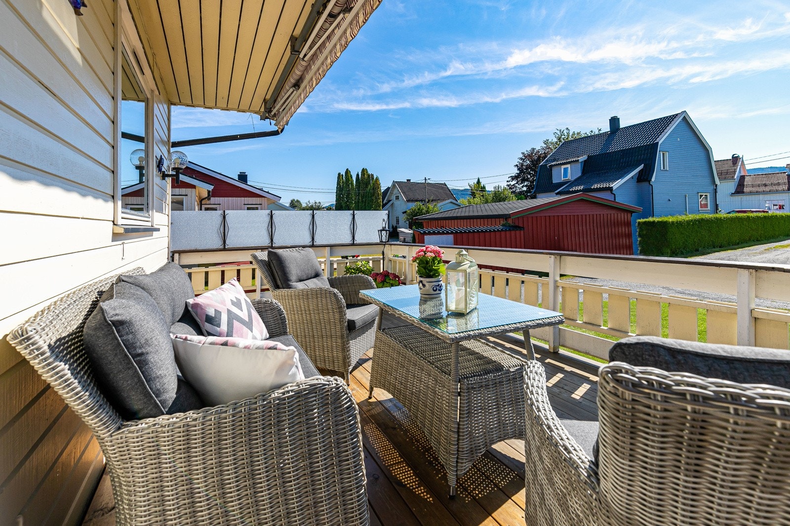 Terrassen er av god størrelse og går langs hele fronten av boligen. Galleribilde