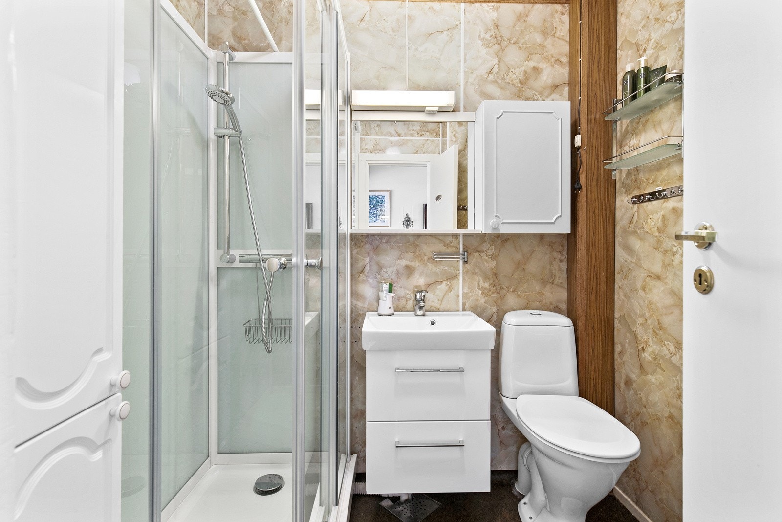 I 2019 ble badet oppgradert med nytt dusjkabinett og en hvit skuffeseksjon med heldekkende servant. Galleribilde