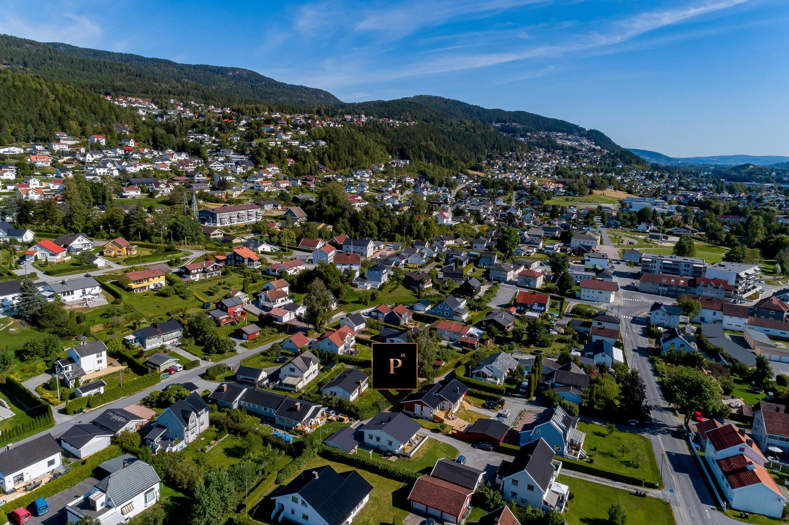 Eneboligen ligger i et rolig, attraktivt og barnevennlig boligområde i Krokstadelva i Drammen kommune. Galleribilde