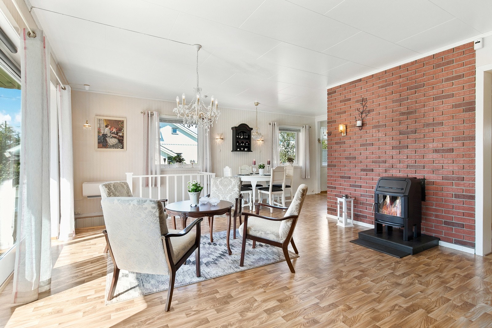 Spisebordet finner sin naturlige plass i overgangen til kjøkkenet. Galleribilde