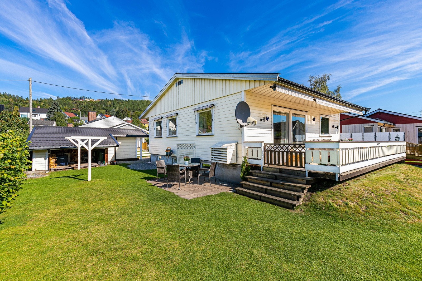 Her bor dere rolig, men samtidig sentralt til, innerst i en blindgate og med kort vei til skoler, barnehage og butikker. Galleribilde