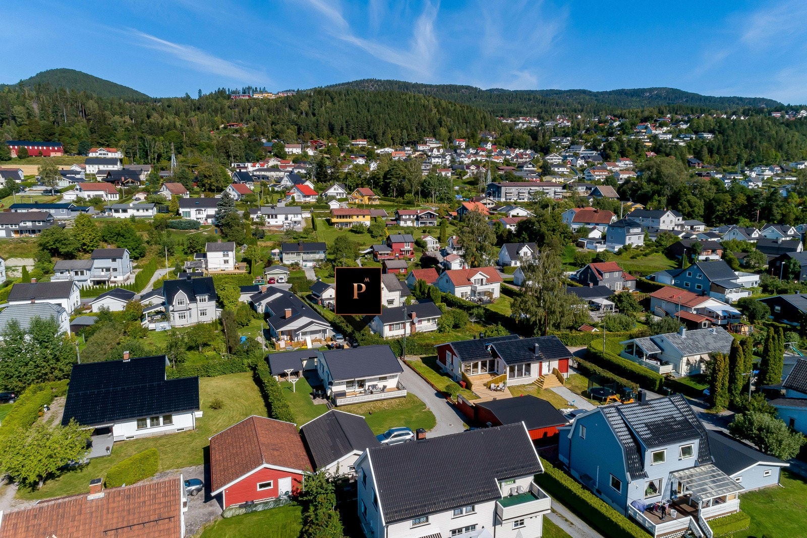 Eiendommen nyter svært gode solforhold, og har en lettstelt hage hvor barna kan boltre seg fritt. Galleribilde