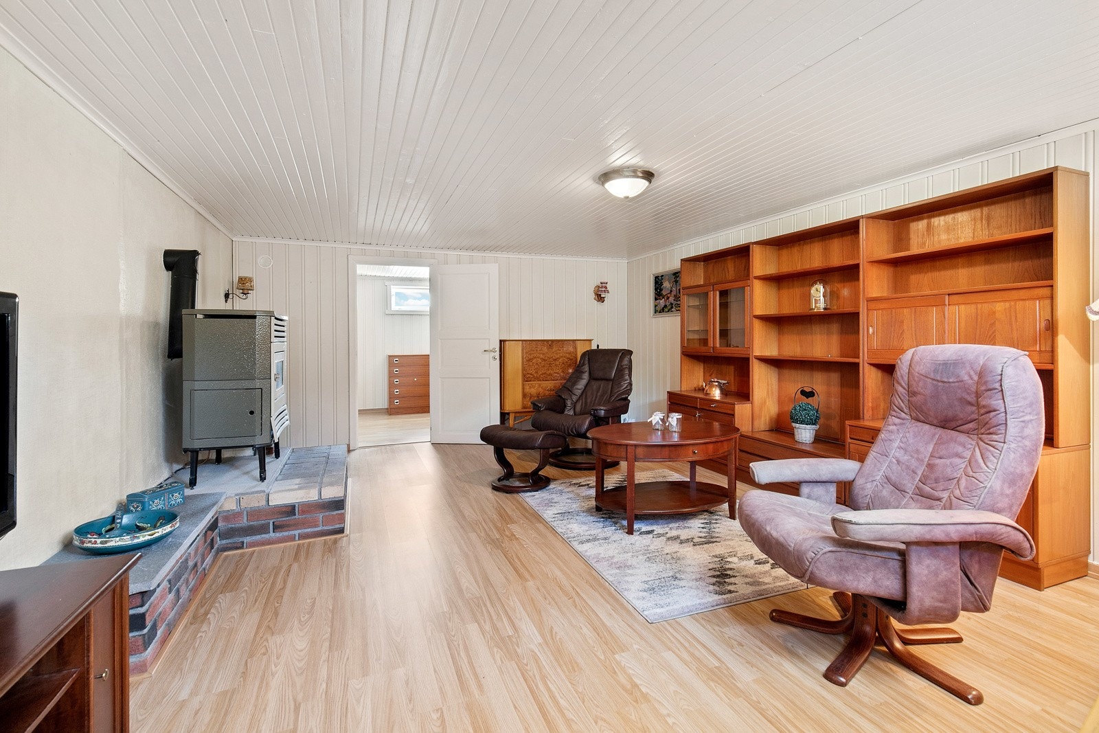 For øvrig har rommet laminatgulv og hvitmalte panelvegger. Innredet rom i kjeller har lite lysinnslipp. Galleribilde