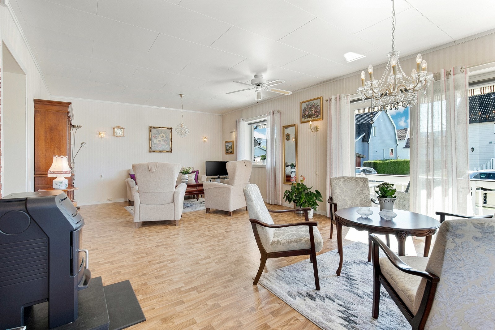 Stuen har en romslig vinkelform og oppleves som lys og lett. Galleribilde