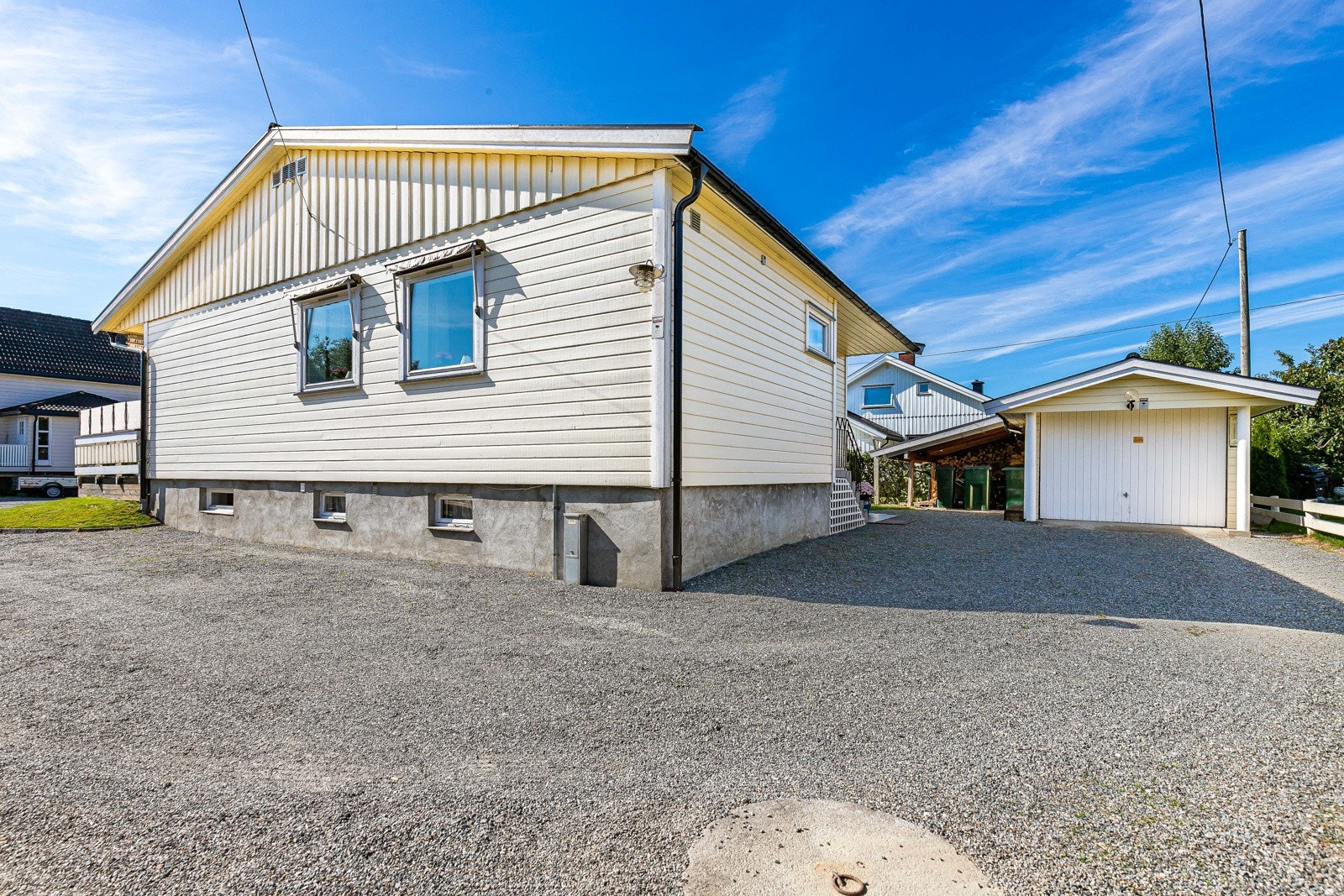 Det er gode parkeringsmuligheter og parkering i garasje på eiendommen. Galleribilde