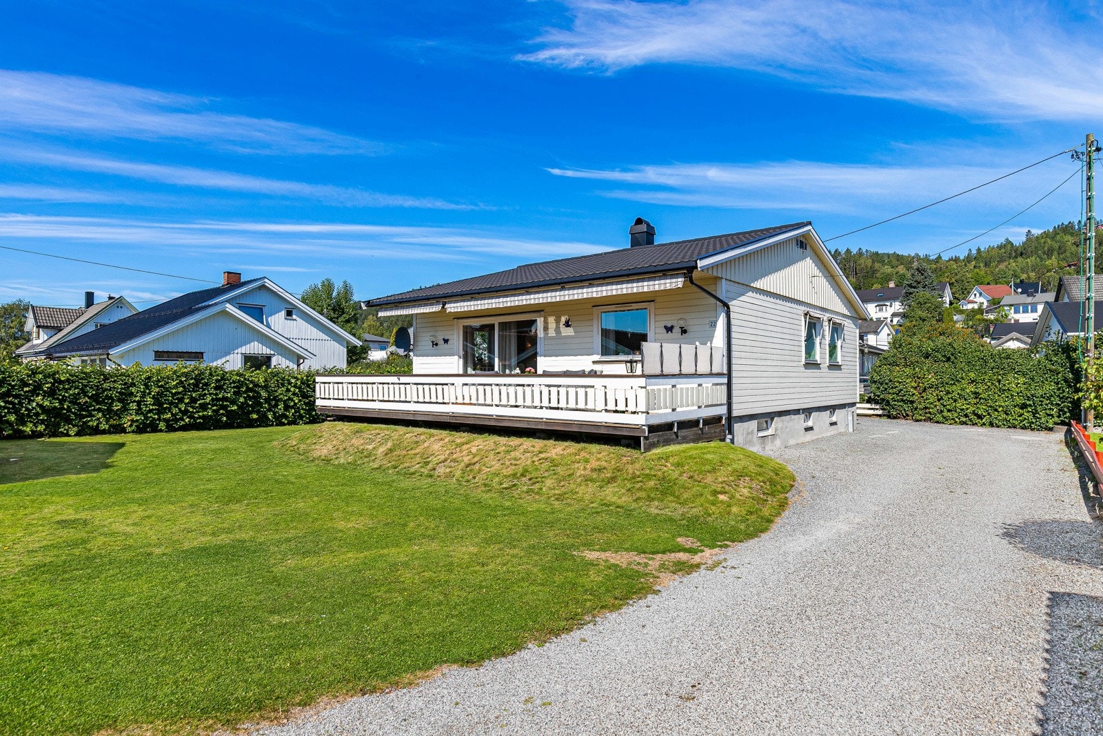 Eiendommen ligger barnevennlig og sentralt til, helt innerst i en blindgate. Galleribilde