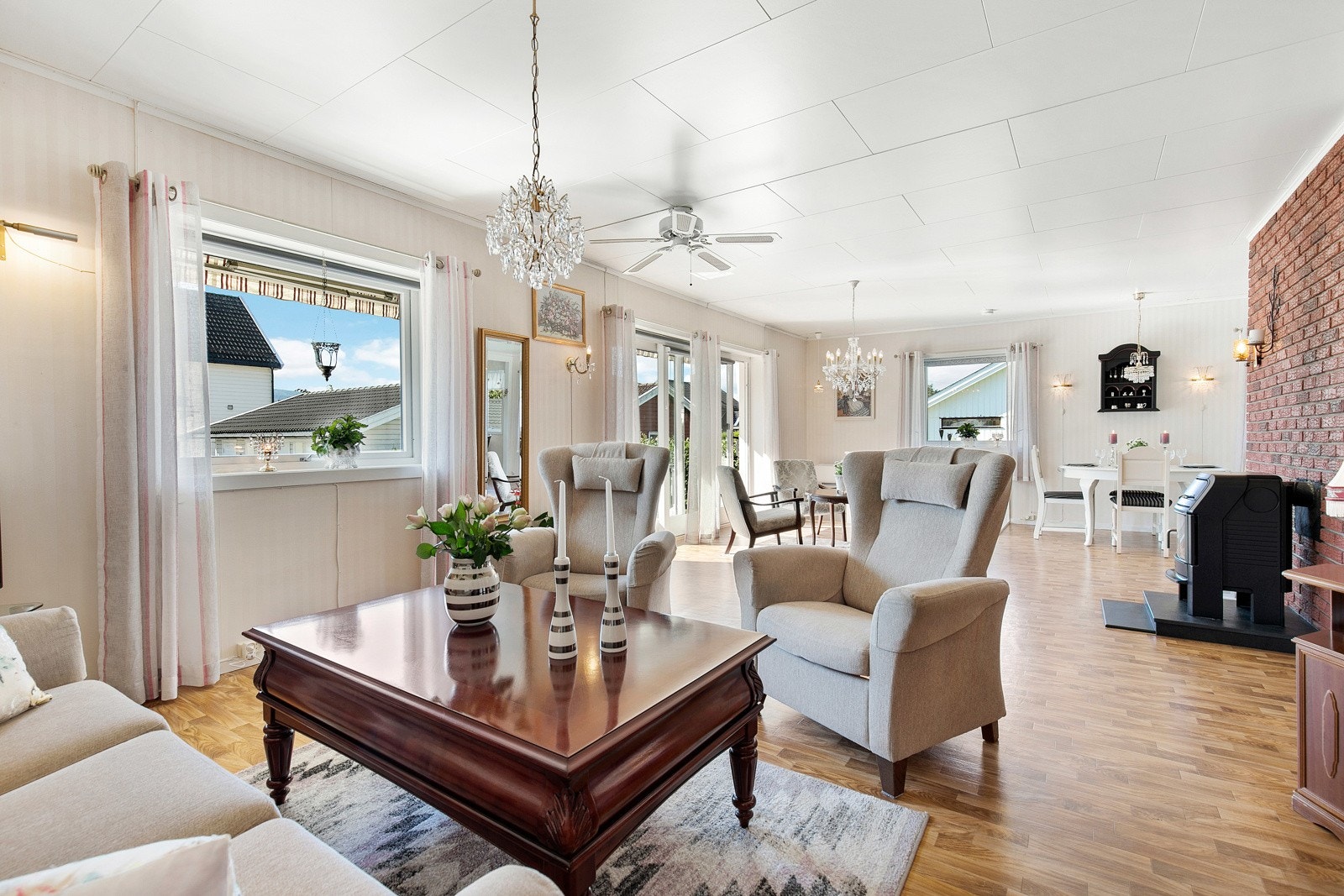 Det er gode vindusflater i to himmelretninger, deriblant en skyvedør i glass ut til terrassen. Galleribilde