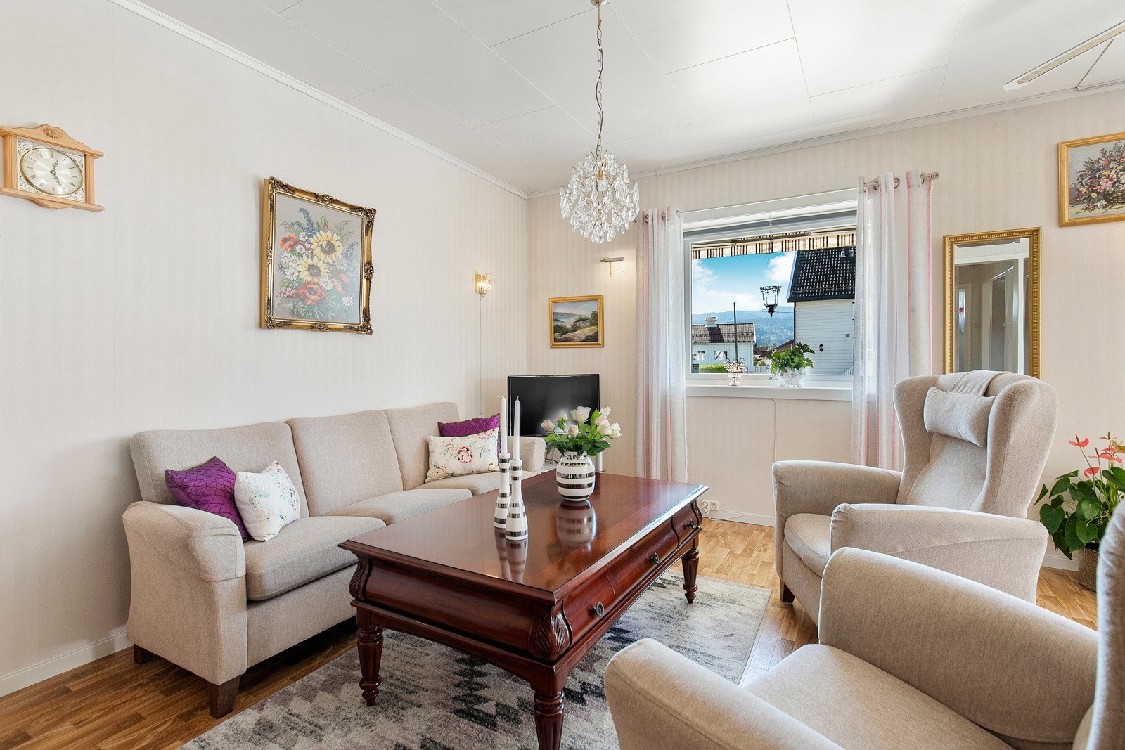 Stuen lar seg enkelt møblere med sofagruppe og lenestoler. Galleribilde