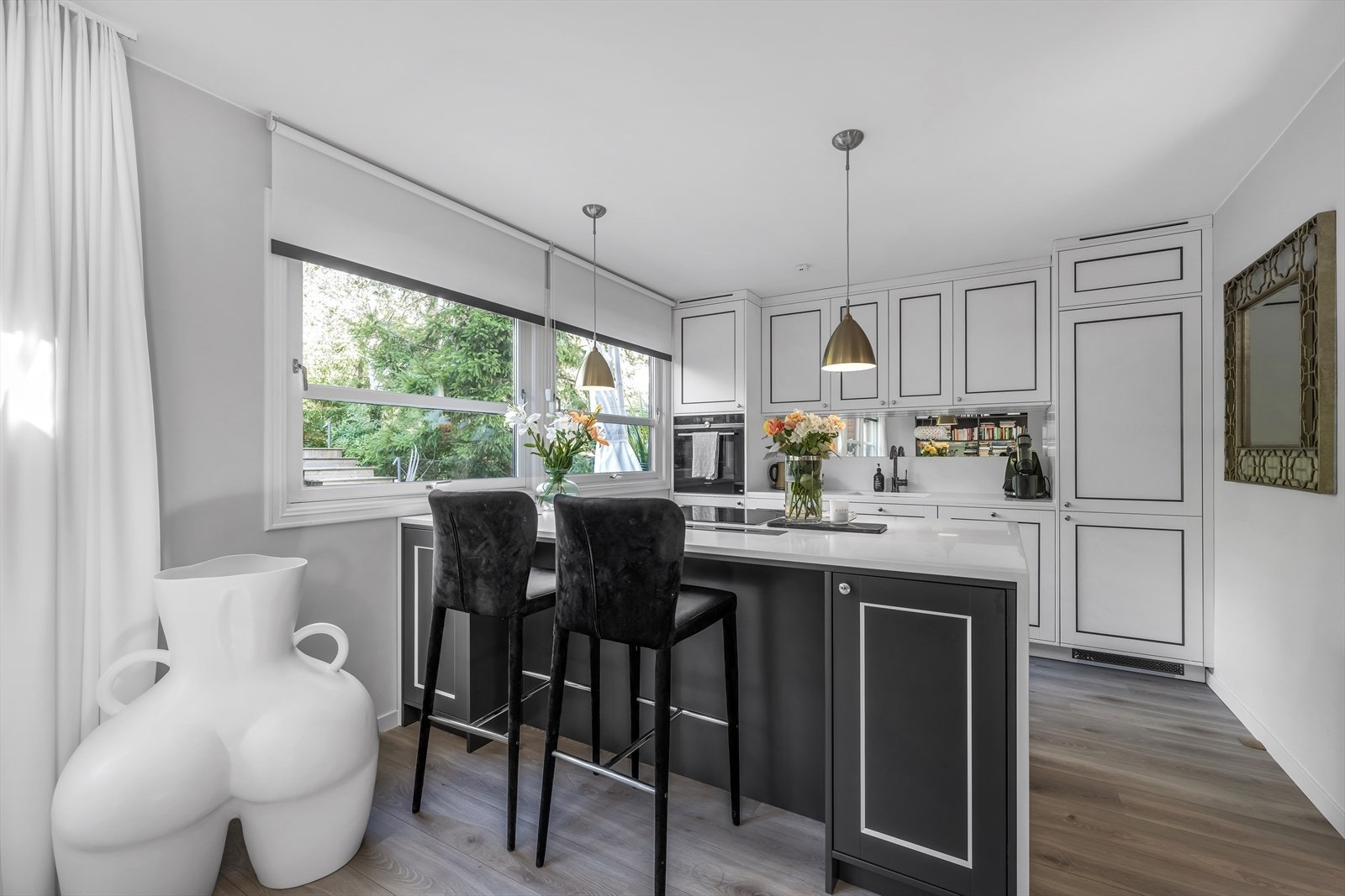 Lekkert kjøkken med rikelig skap- og benkeplass Galleribilde